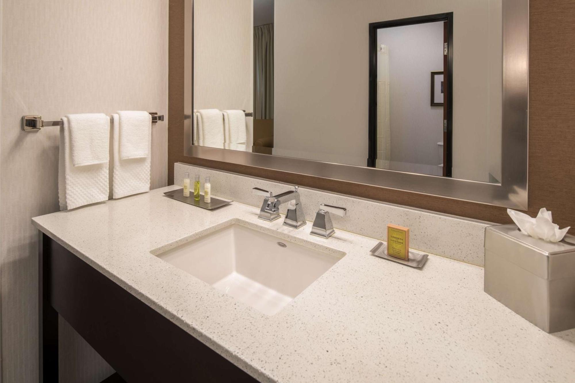 DoubleTree by Hilton Vancouver Extérieur photo
